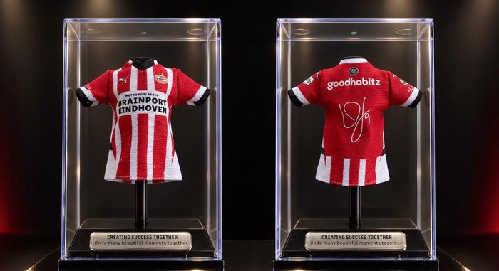 Mini PSV-shirtje, seizoen 2021/2022 (gesigneerd door Luuk de Jong)